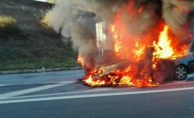 Лек автомобил се запали и изгоря напълно на пътя между