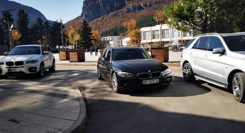 Наглец с лъскаво БМВ паркира неграмотно в центъра на Враца