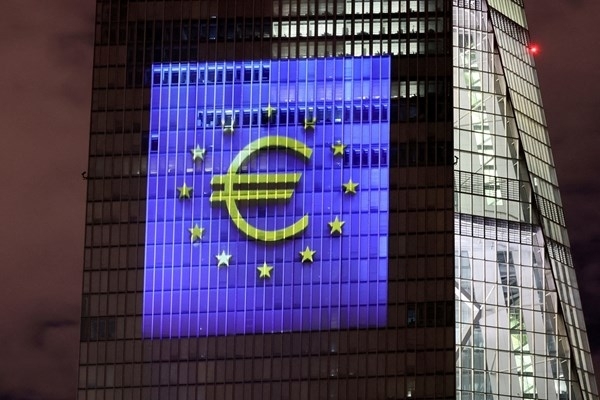 Европейската централна банка (ЕЦБ) днес повиши значително прогнозата си за