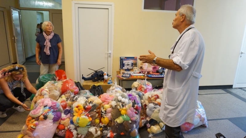 Детското отделение на видинската болница получи дарение от играчки книжки и