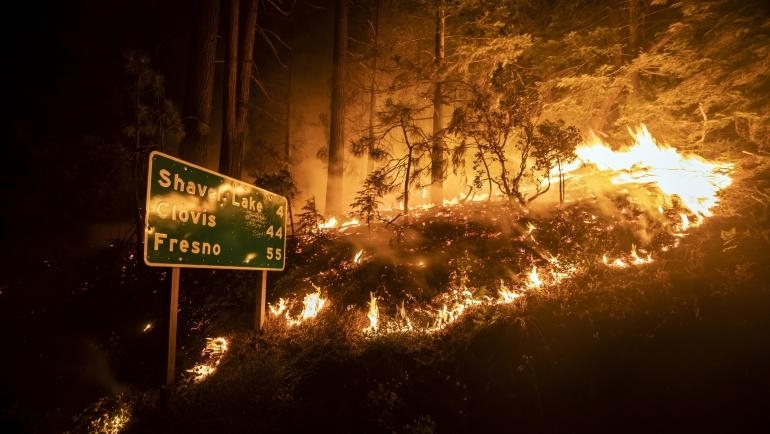 Пожарникари се опитваха вчера да овладеят бушуващ огнен ад в