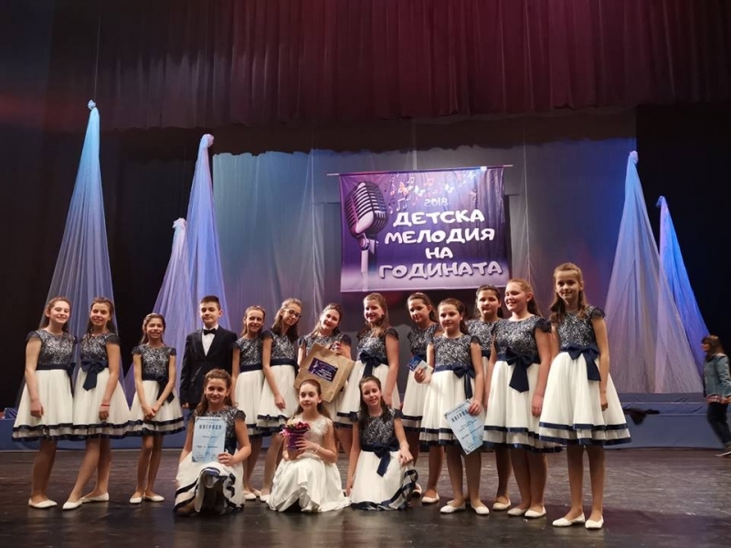 Песента Торбичка добрина в изпълнение на Лора Ходжева от София