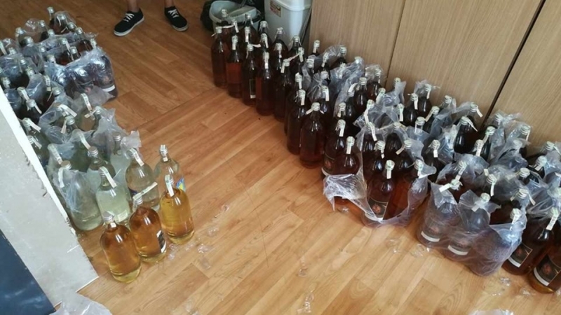 Ченгета иззеха 95 бутилки с контрабанден алкохол от магазин в Лом,