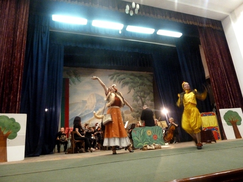 В препълнената зала на читалище Просвета 1919 в село