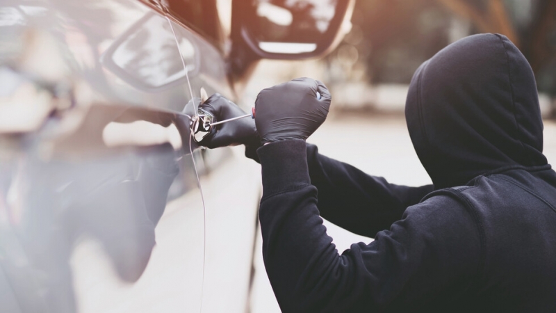 Служители на СДВР разкриха и задържаха извършител на две кражби