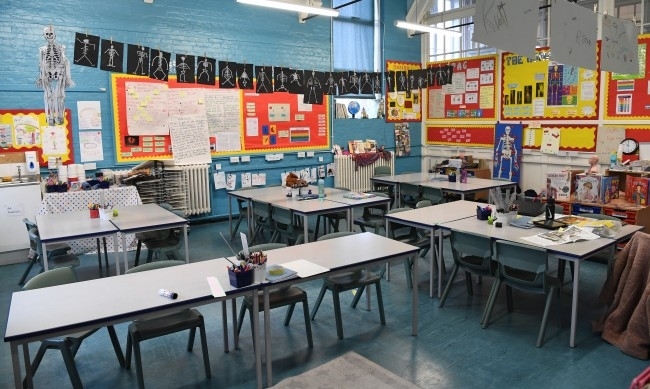 Училищата в Англия ще отворят отново врати на 8 март
