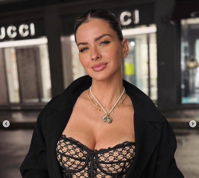 Известна с това, че е пращала интимни видеа на цял отбор, се сгоди с Мауро Икарди /снимки/