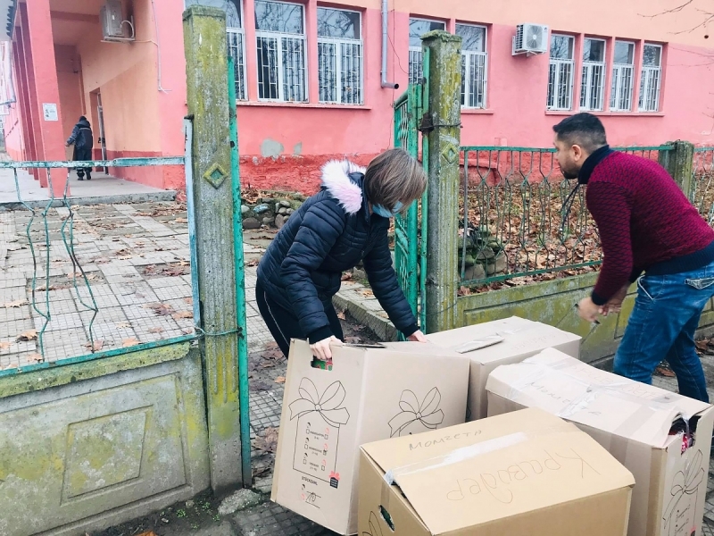 Екипът на Младежки център Враца достави колети с подаръци
