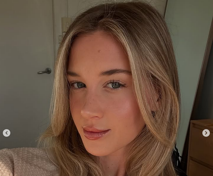 Инстаграм сензацията и фитнес модел Лили Баумън беше красивата партньорка