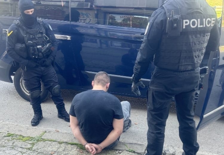 Лошо му се пише! Полицаи спипаха на тясно напушен крими герой в Козлодуй, хвърли дрога пред тях