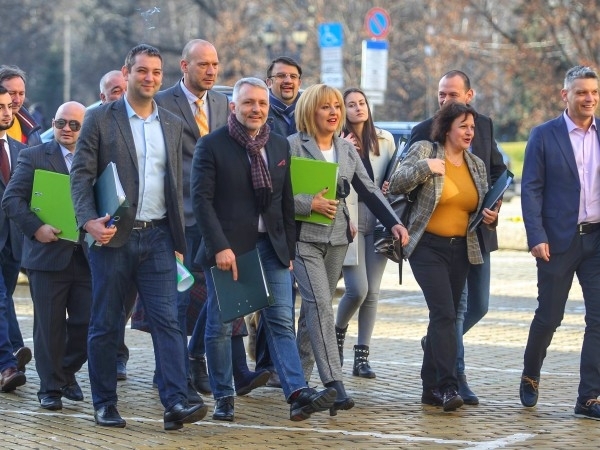 Коалицията Изправи се Мутри вън се оказа без водач на