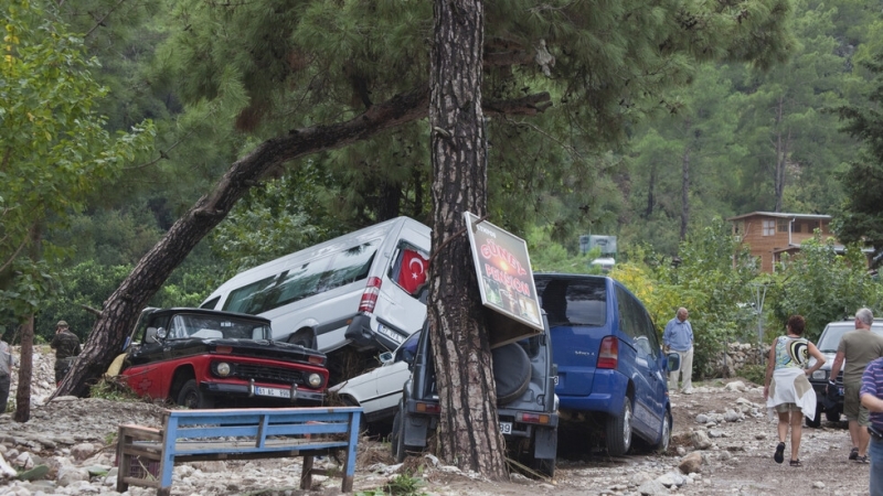 Два смерча вилняха из турския средиземноморски окръг Анталия Шестима души