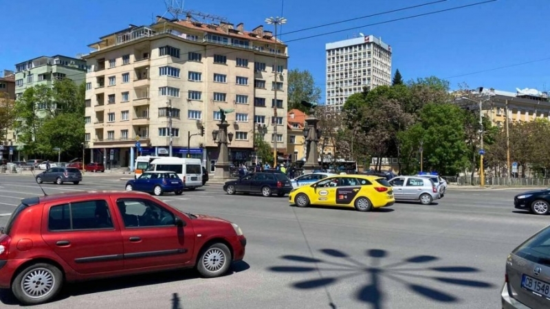 Две коли се сблъскаха на Орлов мост в столицата, пише