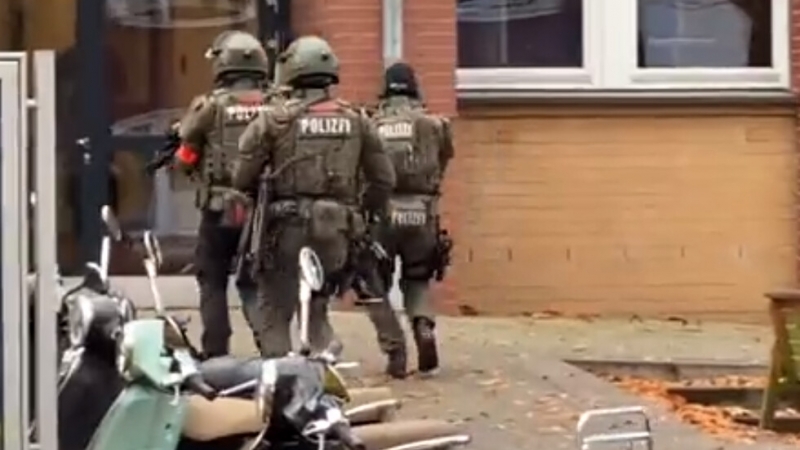 Двама въоръжени мъже са се барикадирали в училище в Хамбург