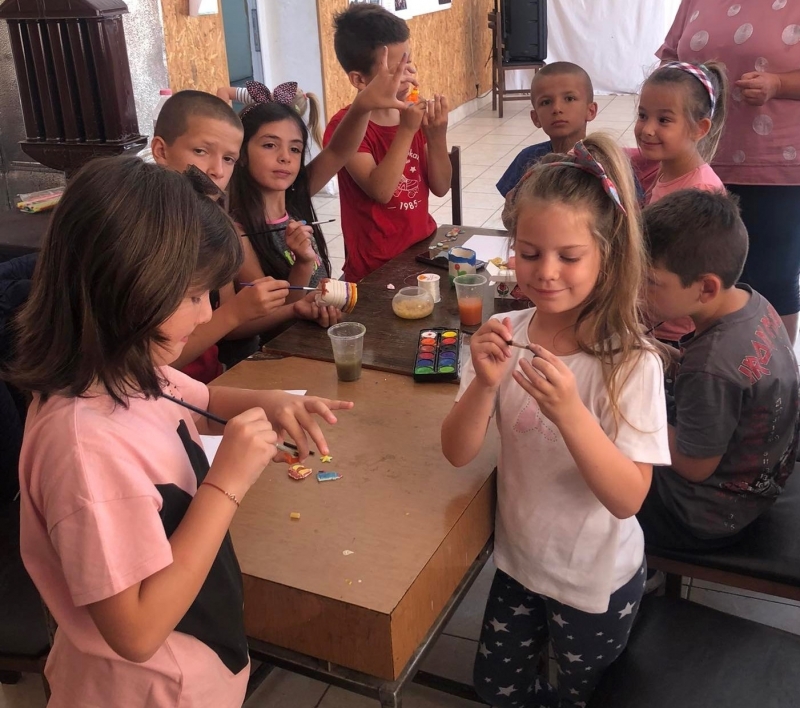 Деца редят базар в Ребърково на празника на селото научи