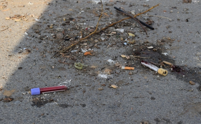 Няколко лабораторни епруветки с кръв са намерени тази сутрин до