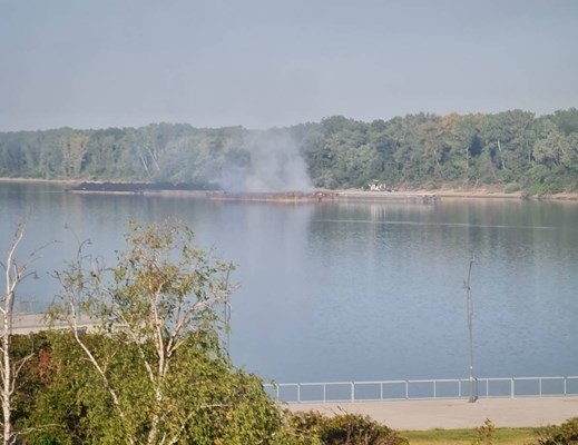 Товар от въглища на румънска баржа които от високите температури