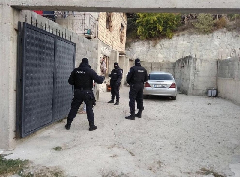 Служители на реда са претърсили дома на мъж от Монтана