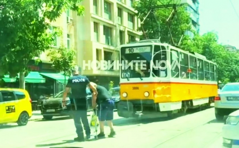 За пример! Полицай спря движението на булевард в София, за да преведе възрастен човек