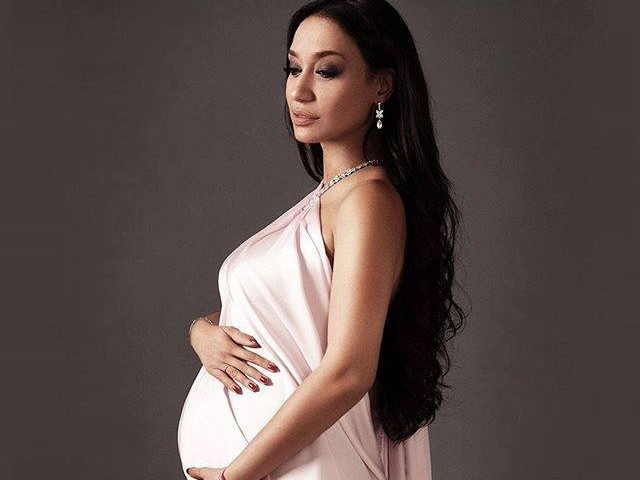 Поп певицата Мария Илиева e родила тази сутрин момче Малкият