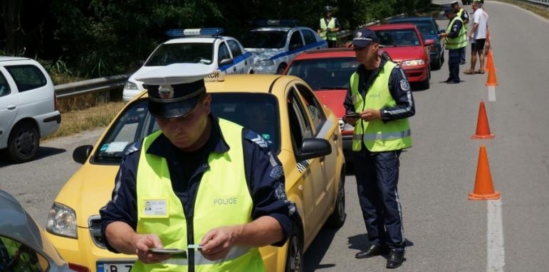 Служители на реда са хванали клиенти на врачанско такси с