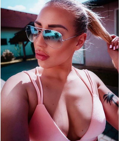 Известната с горещите си фотосесии състезателка по хокей на трева