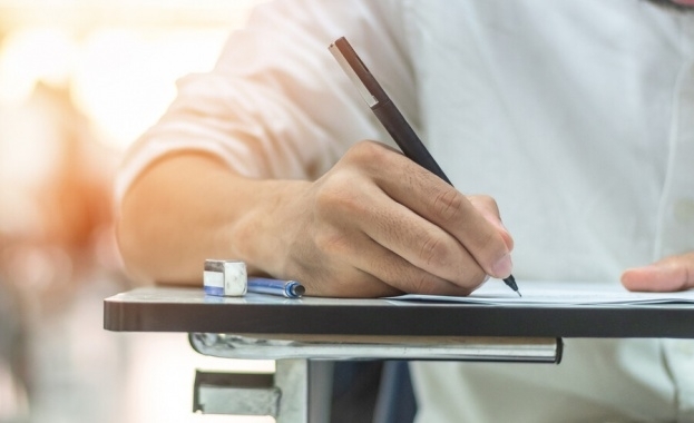 Удължават коледната ваканция за учениците Тя ще започне още на