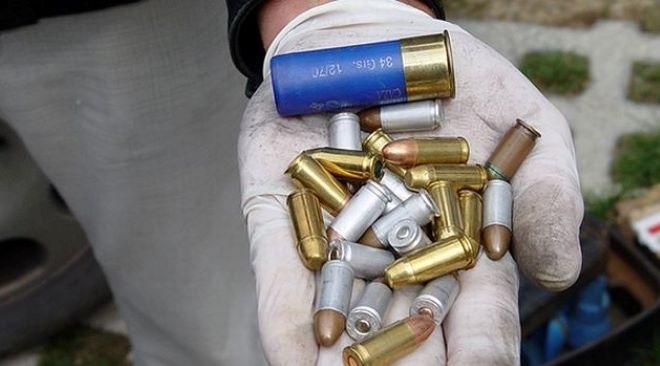 Полицаи иззеха незаконни боеприпаси от дома на 18 годишен във Врачанско