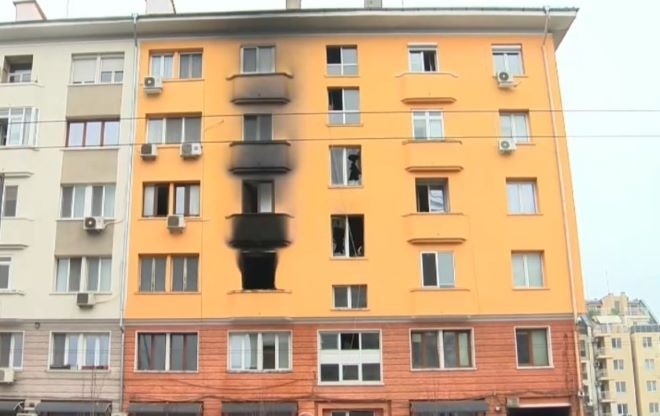 Две деца са в тежко състояние след пожара в жилищна