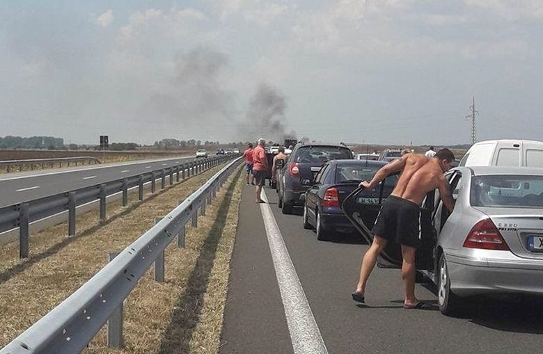 Автомобил се преобърна и запали на АМ Тракия Инцидентът е