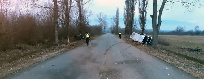 Тежка катастрофа между микробус и кола край Ботевград, двама са в болница /снимки/