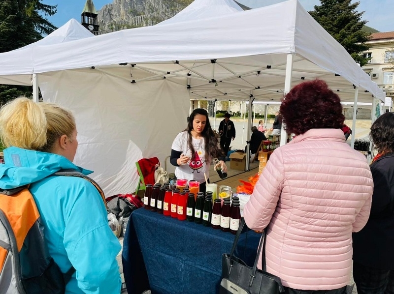 Производители от цялата страна присъстват на Фермерския пазар във Враца