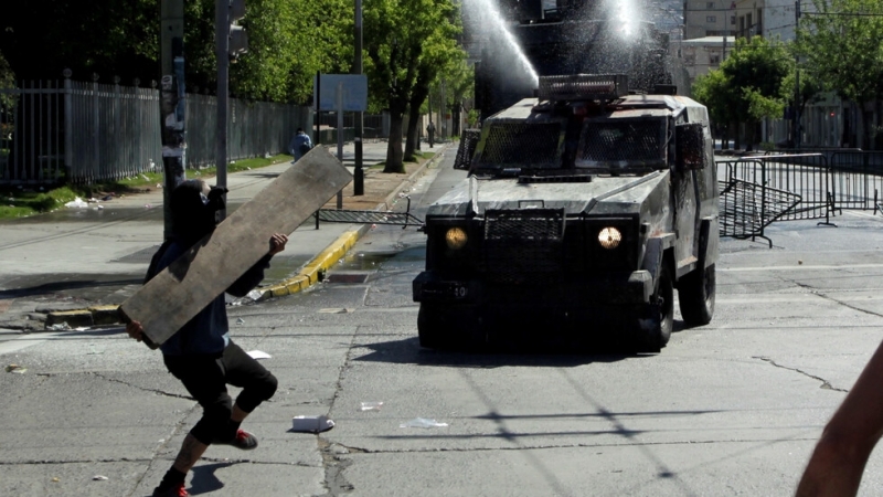 Десет души са вече жертвите на продължаващите бунтове в Чили.