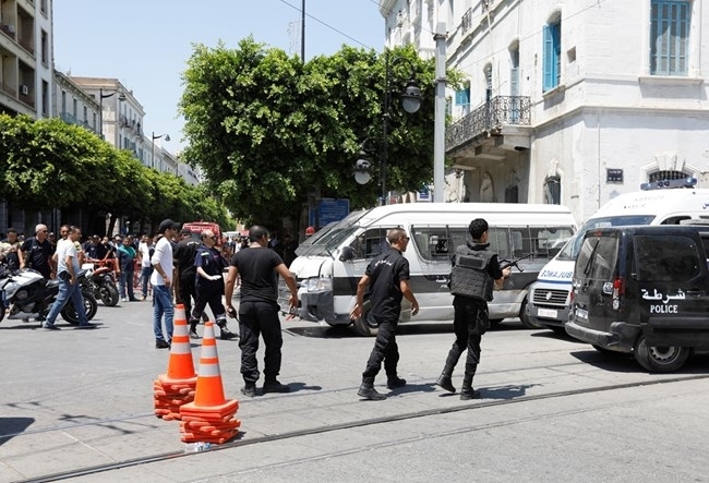 Терористи се взривиха при две отделни атаки в град Тунис