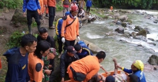 25 души загинаха при падане на автобус в клисура на индонезийския