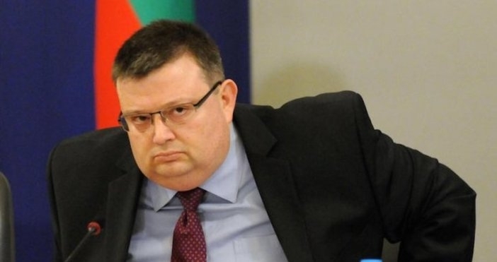 Главният прокурор Сотир Цацаров поиска временно отстраняване от длъжност на