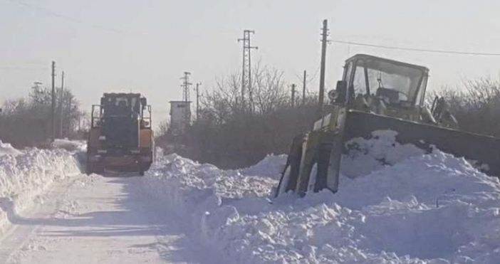 Снегорин е аварирал в преспите между Каптажа и Банево в