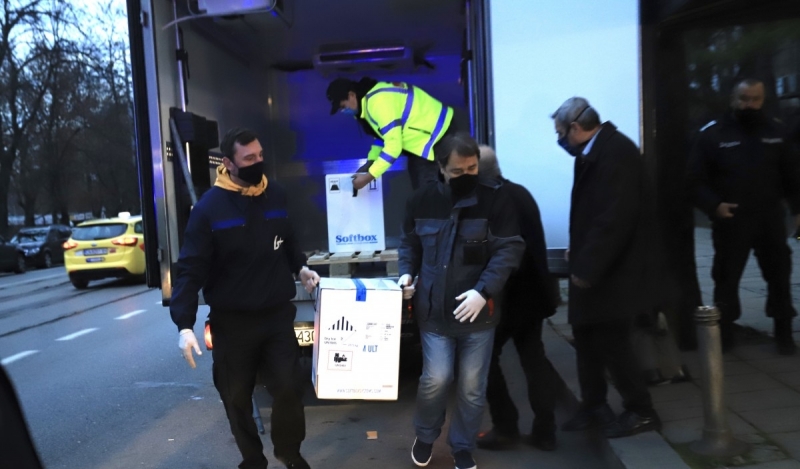 Пристигнаха първите ваксини срещу COVID 19 Малко преди 8 часа пред Центъра по