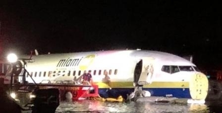 Самолет Боинг 737 със 136 пътници на борда падна в