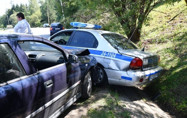 Шофьор осуетил полицейска проверка и блъснал патрулен автомобил е задържан