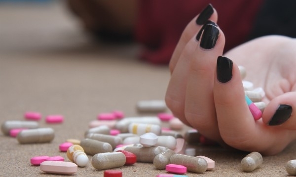 Седмокласничка опита да се отрови с ксанакс в тоалетната на