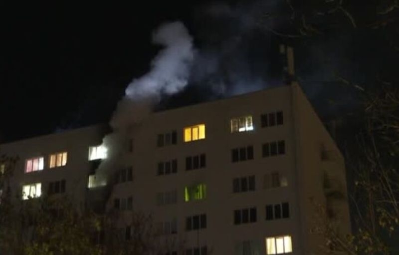 Пожар пламна посред нощ в студентско общежитие в Бургас
