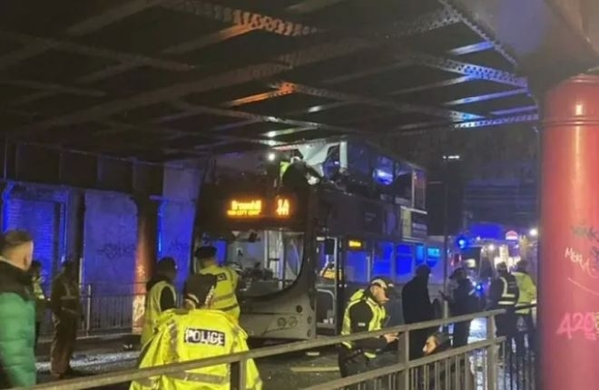 Двуетажен автобус се удари в жп мост в Глазгоу, 8 души са ранени