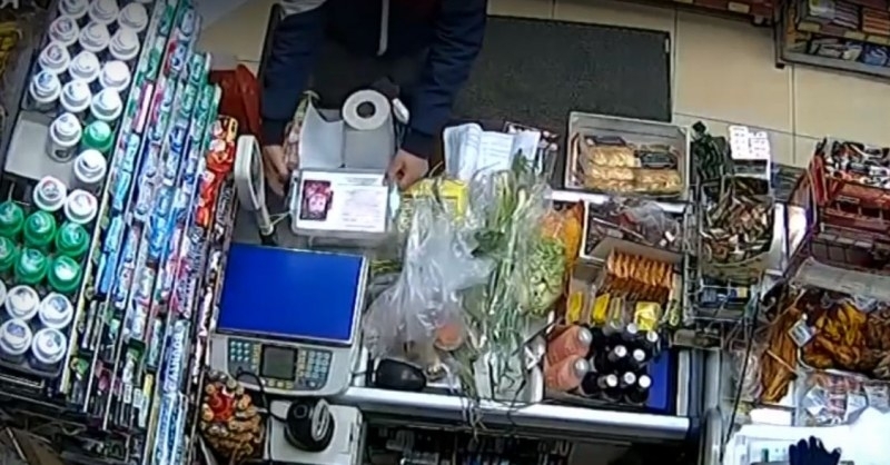 Млад мъж е откраднал кутия за дарения от магазин във
