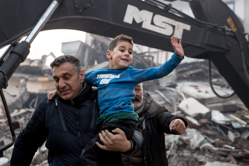 Вскакви трогателни истории излизат от спасителните акции след унищожителното земетресение