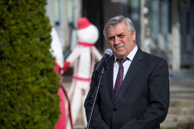 С общоградско тържество организирано от Община Мездра множество жители и