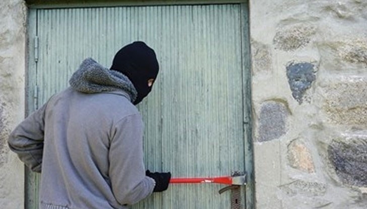 Апаши плячкосаха авточасти от къща в ломско село
