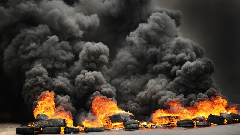 Голям пожар избухна в Монтана тази нощ научи BulNews Стотици