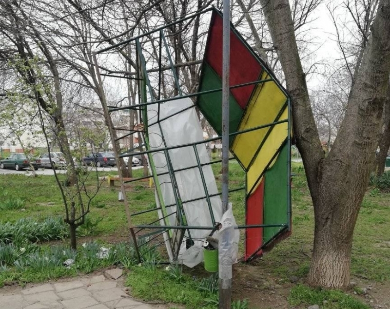 Силният вятър в Козлодуй вече нанесе поражения научи агенция BulNews