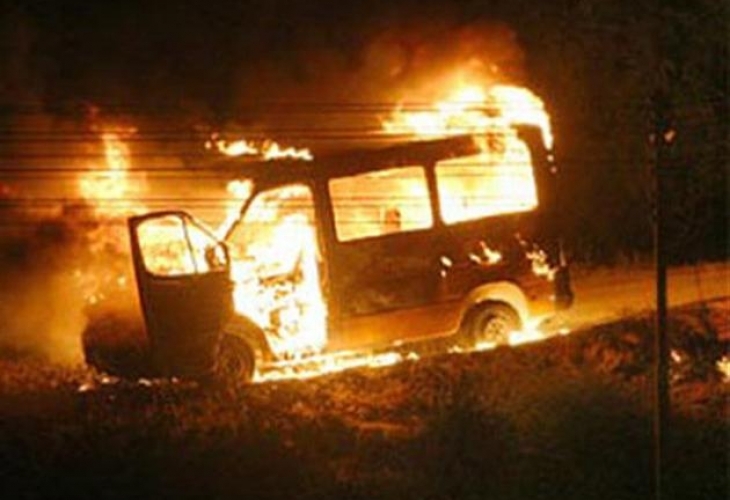 Шофьор е с изгаряния заради пожар лумнал в буса му